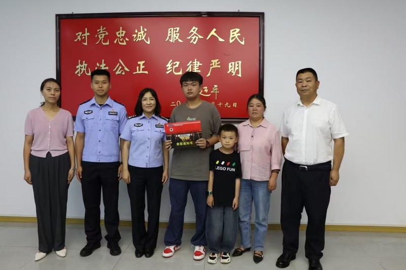招生就业处为骆思溢送去录取通知书。