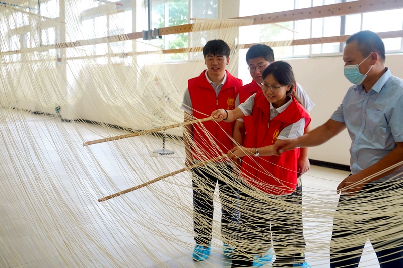 6 学生体验非遗手工工艺的绥阳空心面。图片由绥阳融媒中心提供