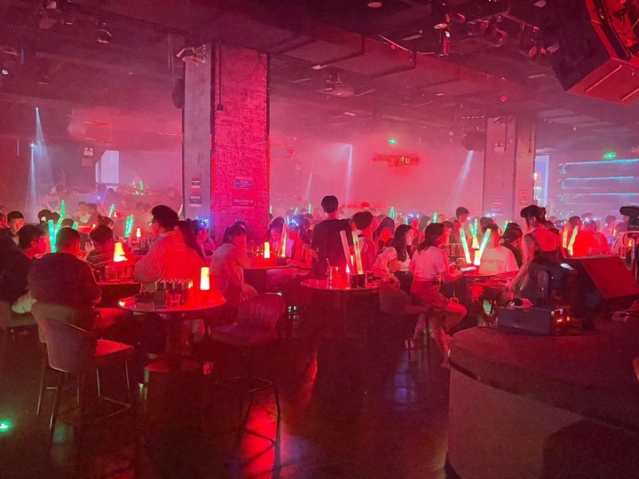 國酒城酒吧。