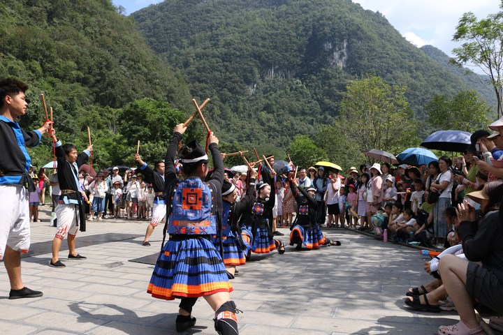 圖為小七孔景區內開展的非遺展演。