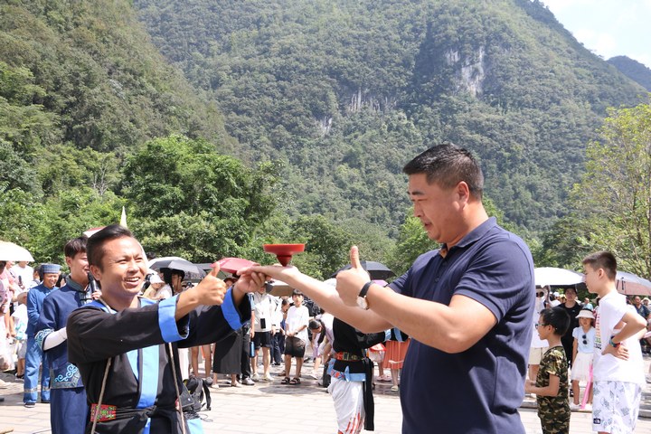 圖為游客體驗花樣陀螺玩法。