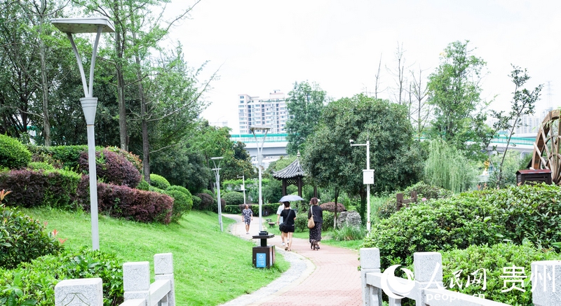 青山再生水厂上方，景观公园已成为周边居民休闲放松的一片天地。人民网记者 王秀芳摄