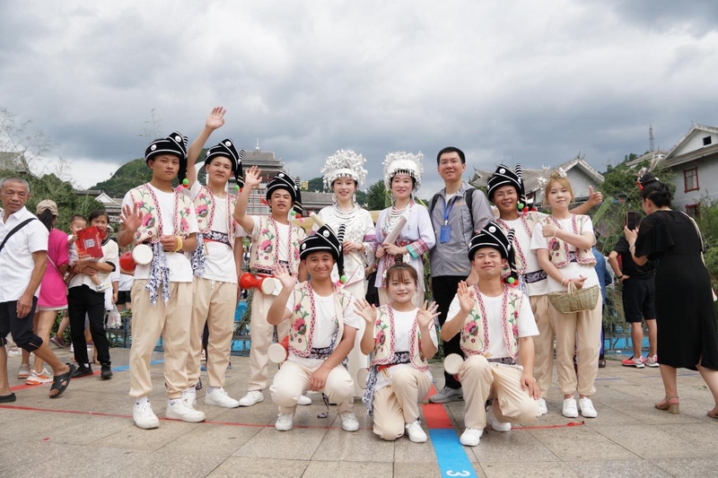 团队成员合影。