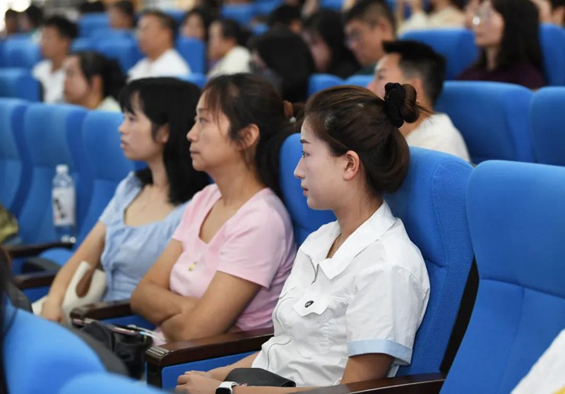 图片3学生家长监督并见证2024年义务教育阶段起始年级“阳光分班”实施过程。