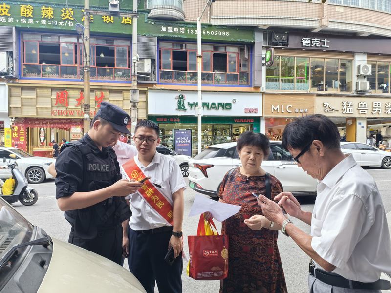 图为该行工作人员积极配合警方找寻潘阿姨的手机下落。图由工行清镇支行提供.jpg