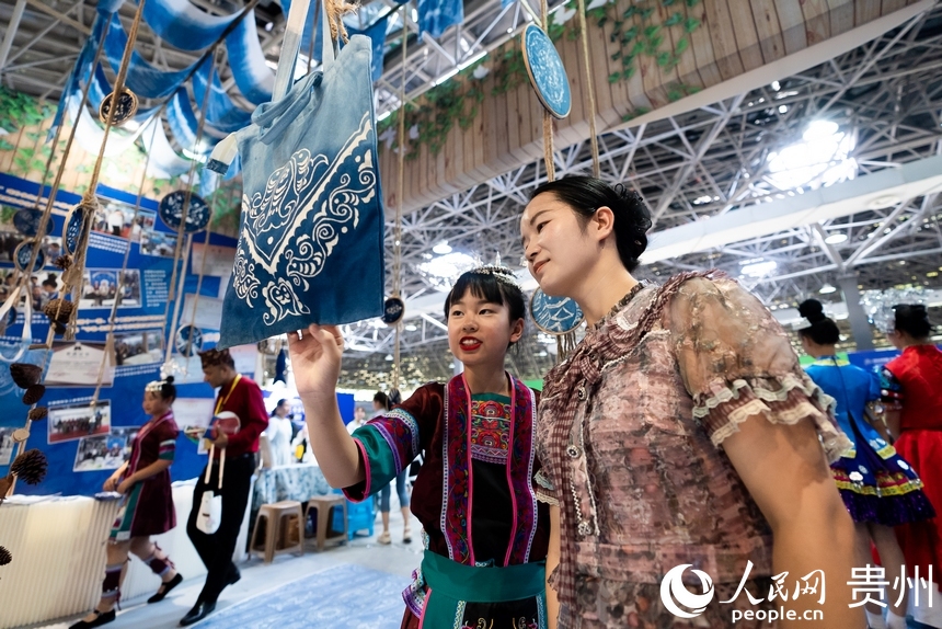 参会嘉宾观赏蜡染作品。人民网记者 涂敏摄