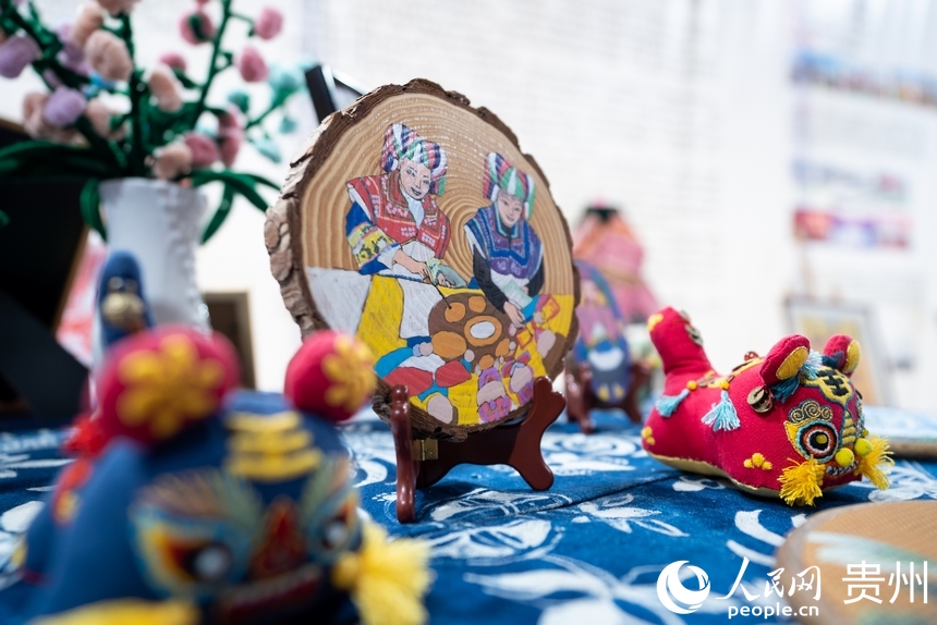 现场展出的作品。人民网记者 涂敏摄