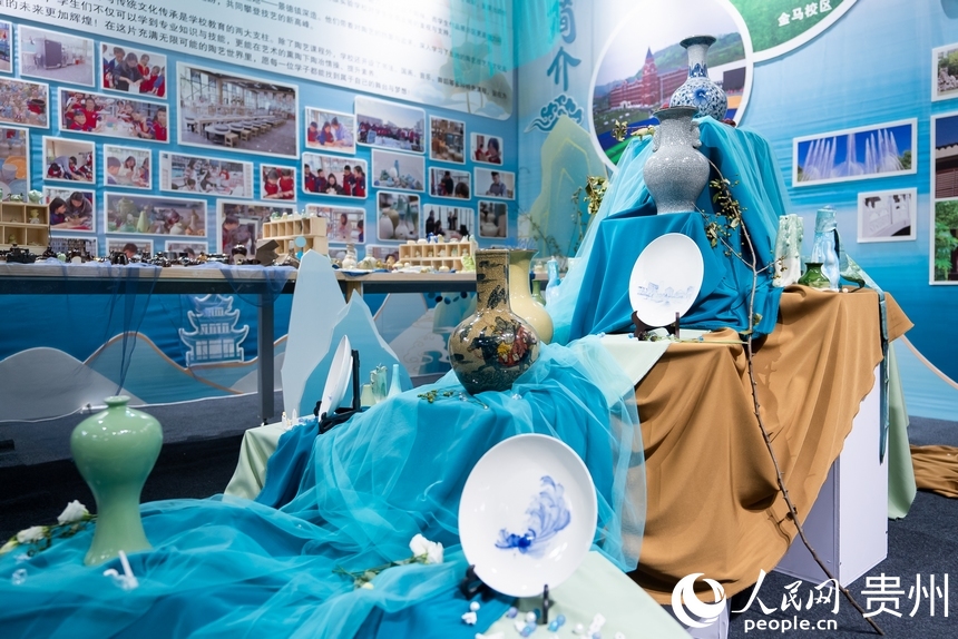 现场展出的陶艺作品。人民网记者 涂敏摄