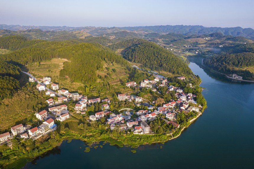 貴州省畢節市百裡杜鵑管理區金坡苗族彝族滿族鄉附源村景美如畫（無人機照片）。