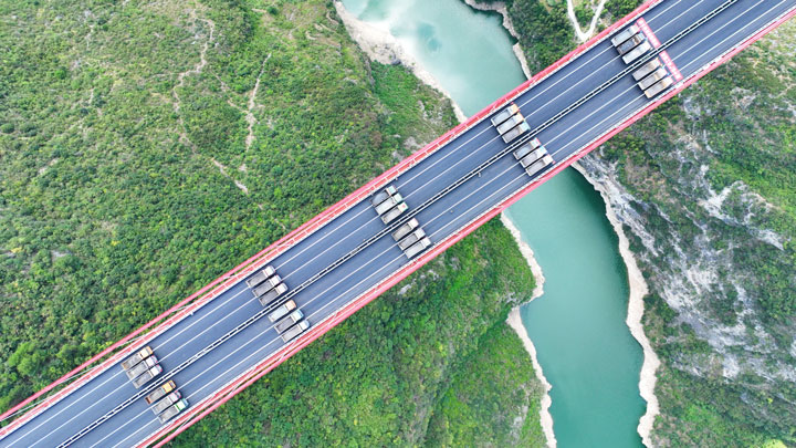 8月24日，贵州金仁桐高速公路桐梓河特大桥迎来第二阶段的荷载试验，36辆总载重1260吨的大货车分批次开上桥面，现场颇为壮观。陈桂良摄x