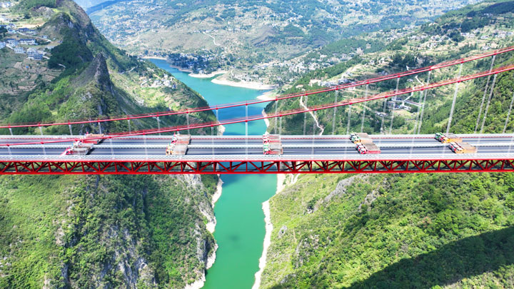 贵州金仁桐高速公路桐梓河特大桥迎来第二阶段的荷载试验，36辆总载重1260吨的大货车分批次开上桥面，现场颇为壮观。陈桂良摄