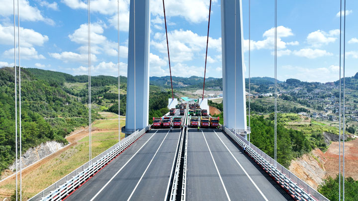 贵州金仁桐高速公路桐梓河特大桥迎来第二阶段的荷载试验，36辆总载重1260吨的大货车分批次开上桥面，现场颇为壮观。