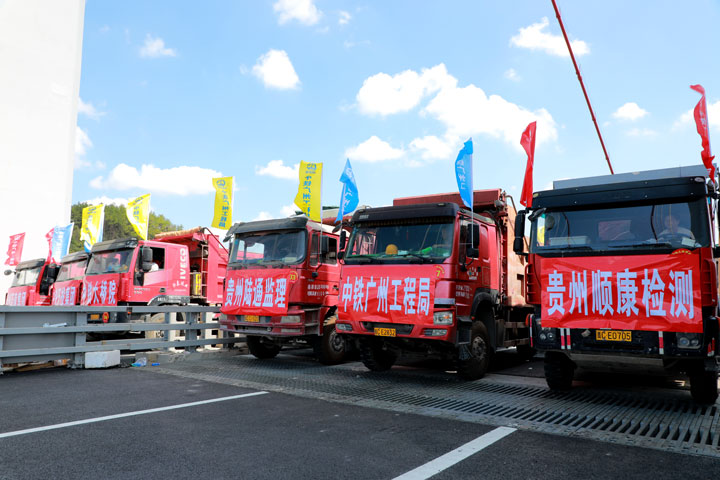 8月24日，贵州金仁桐高速公路桐梓河特大桥迎来第二阶段的荷载试验，36辆总载重1260吨的大货车分批次开上桥面，现场颇为壮观。