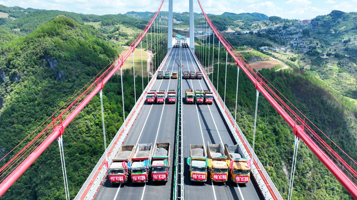 贵州金仁桐高速公路桐梓河特大桥迎来第二阶段的荷载试验，36辆总载重1260吨的大货车分批次开上桥面，现场颇为壮观。