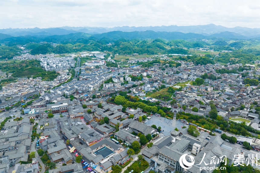 航拍青岩古鎮。人民網 陽茜攝