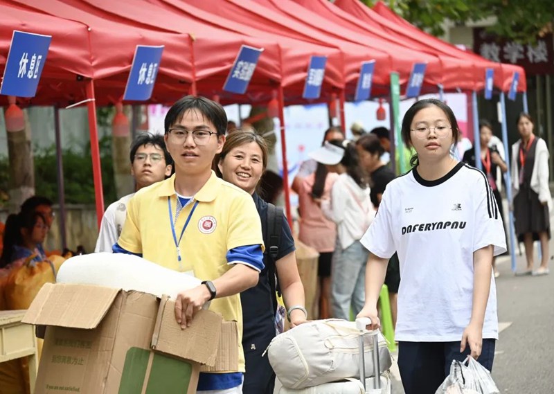 开学季！贵州中医药大学迎来新生。