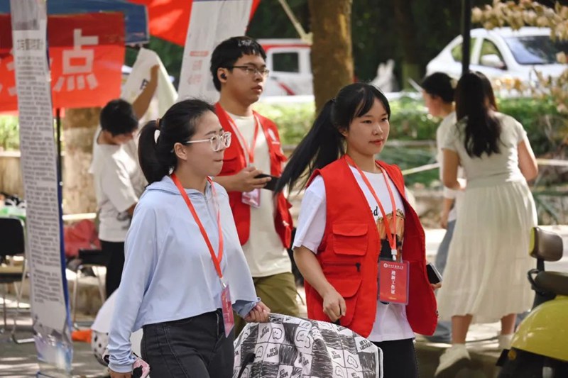 开学季！贵州中医药大学迎来新生。