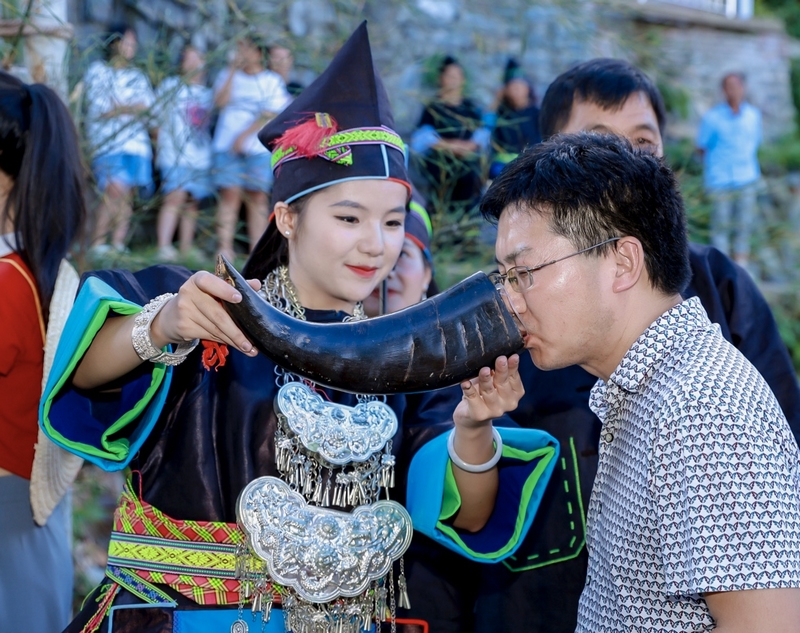 3游客參與民族特色活動