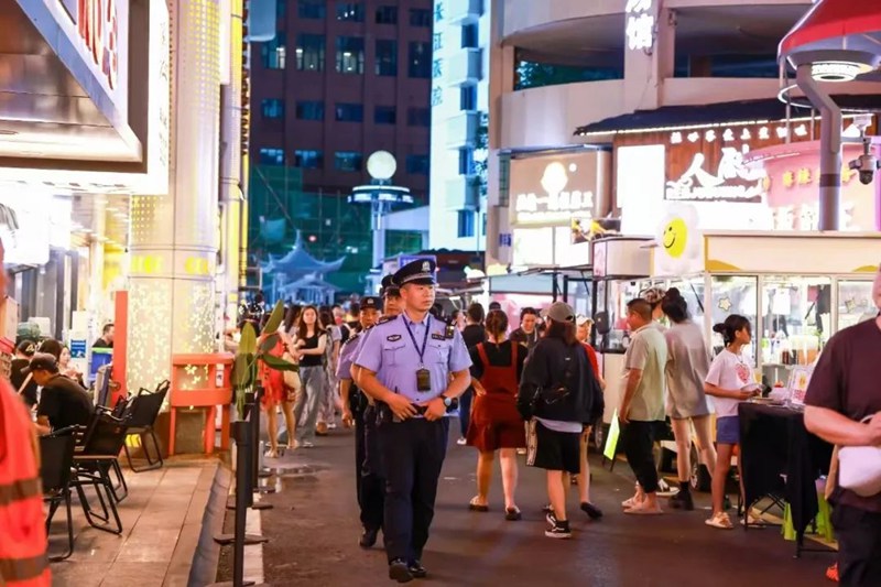 民警在太平路巡逻。