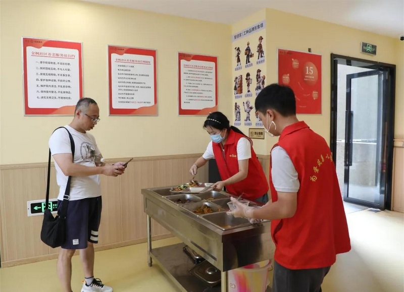 1、工作人员给订餐的居民打饭。.jpg