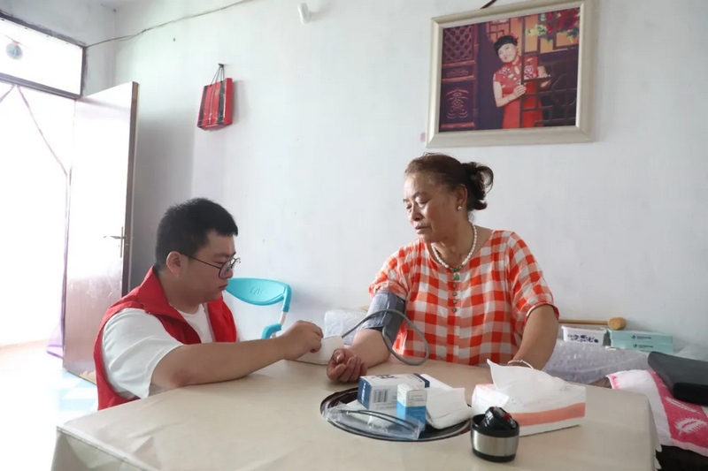3、工作人员为居民量血压。.jpg