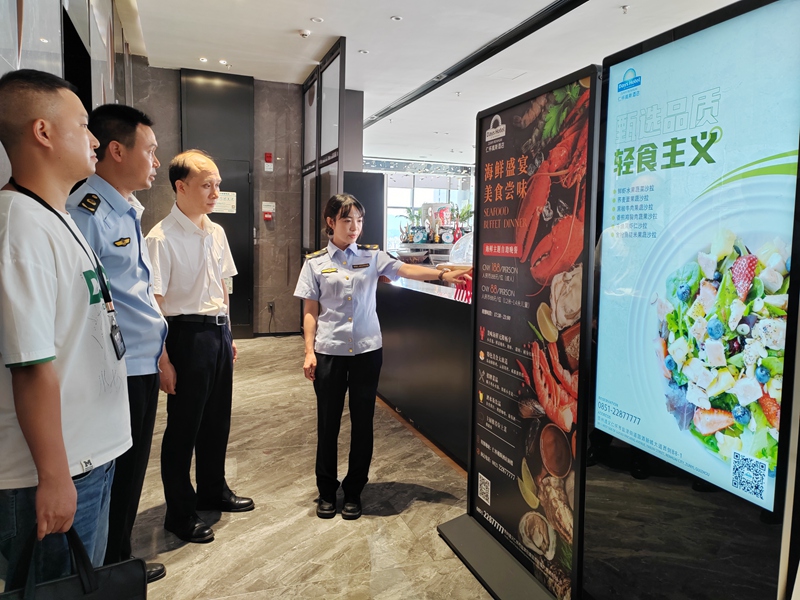 2、仁懷市市場監督綜合行政執法大隊在戴斯酒店檢查價格標注。