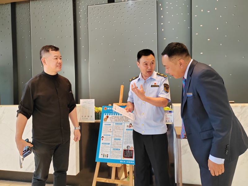 3、仁懷市市場監督綜合行政執法大隊在希爾頓歡朋酒店檢查。