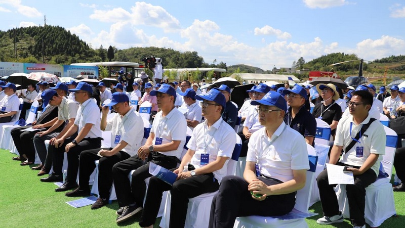 “铸梦云端·从心启航”贵阳修文低空飞行服务基地试飞仪式在修文经开区举行。姜继恒摄