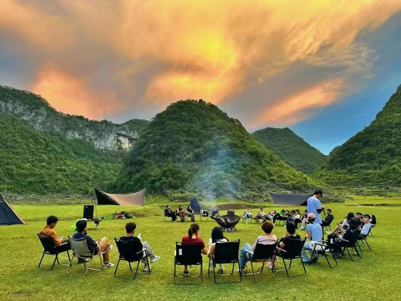 圖為避暑游客在鎮寧天印山景區游玩.jpg