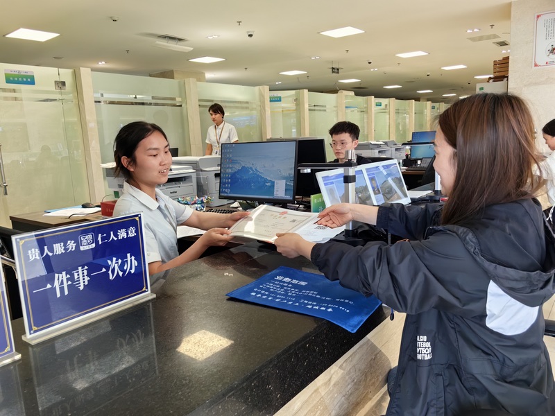 市民正在窗口办理业务.jpg