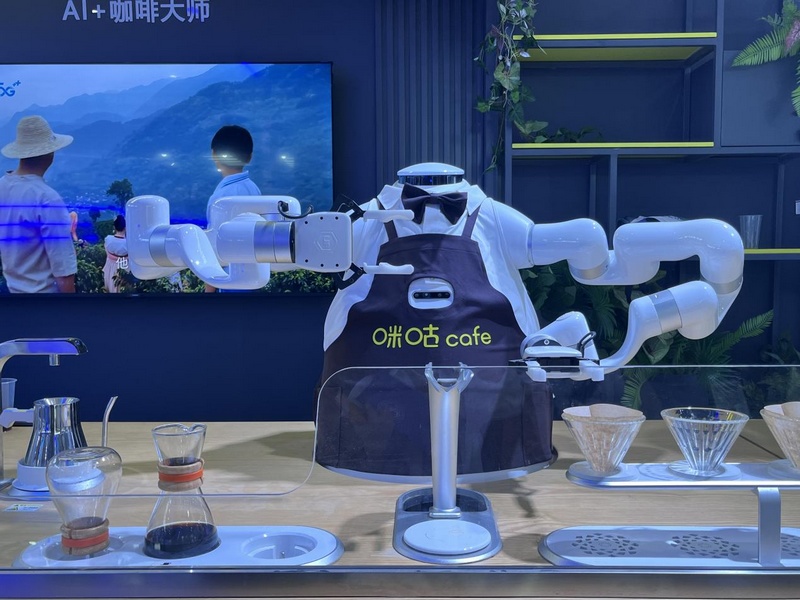 AI+咖啡大师手冲咖啡体验。人民网 陈洁泉摄