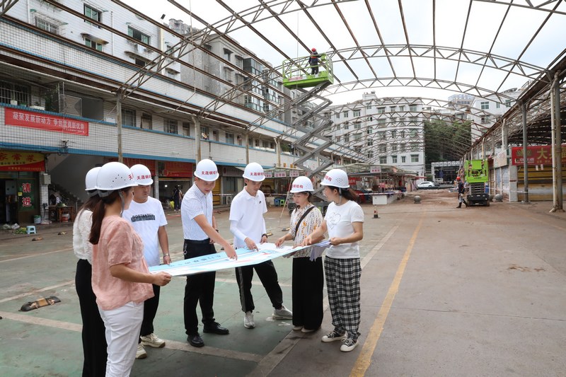 东门桥村村支两委成员现场调度农贸市场提升改造事宜。李齐 摄.JPG