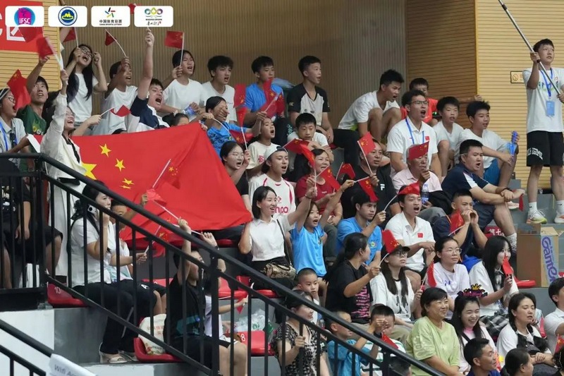 现场观众为中国健儿加油鼓劲。贵州省体育局供图.jpg