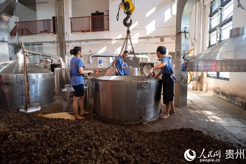 嘉宾参观酱酒古法酿造工艺。人民网记者 涂敏摄