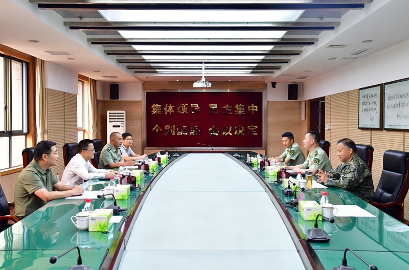 走訪慰問駐區部隊官兵。