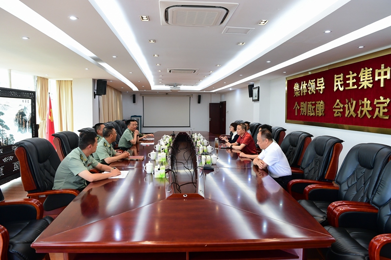 走访慰问驻区部队官兵。