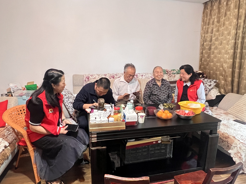 双拥工作人员在现役军人家中登记建档。