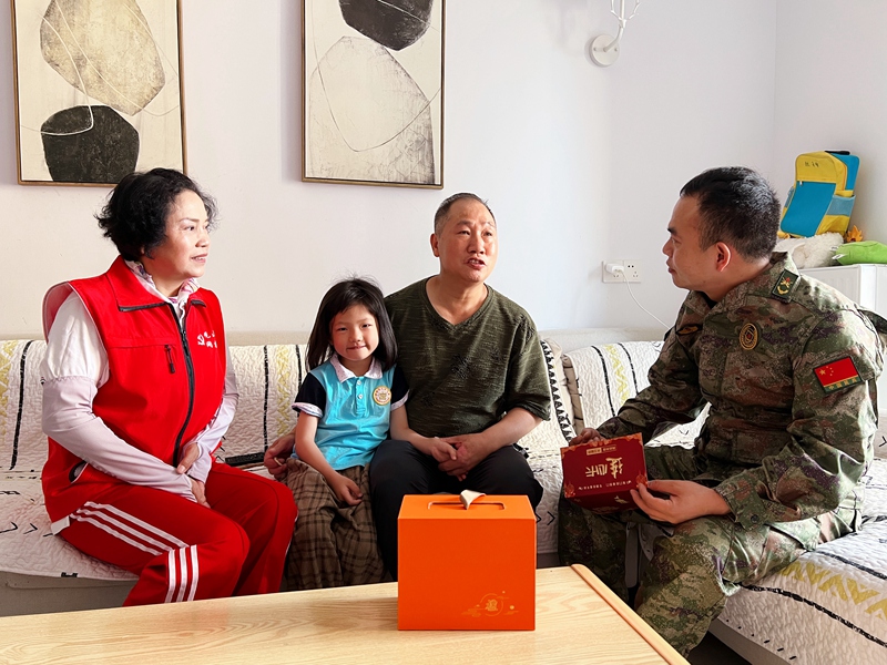 专武干部在现役军人家中与家属交流沟通。
