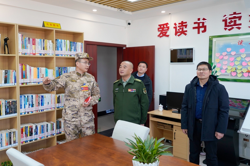 走访慰问现地调研营区建设情况。