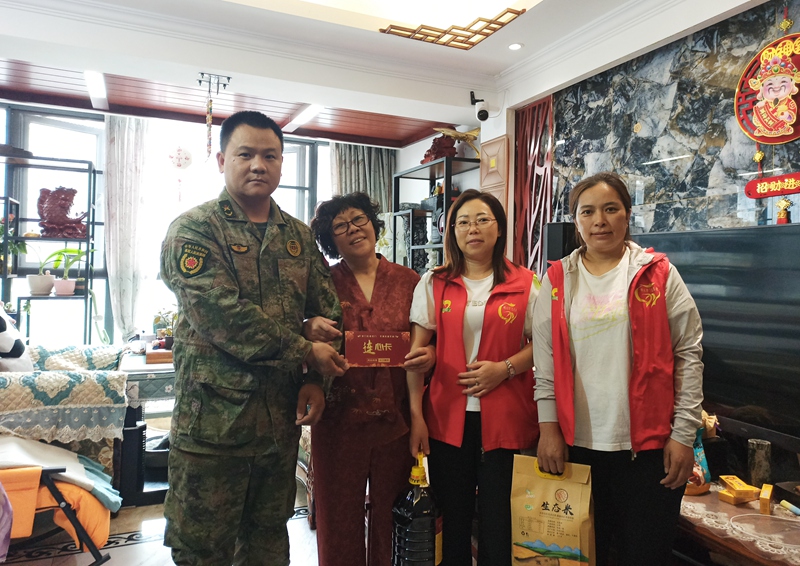 走访慰问现役军人家属,送上“连心卡”和慰问品。