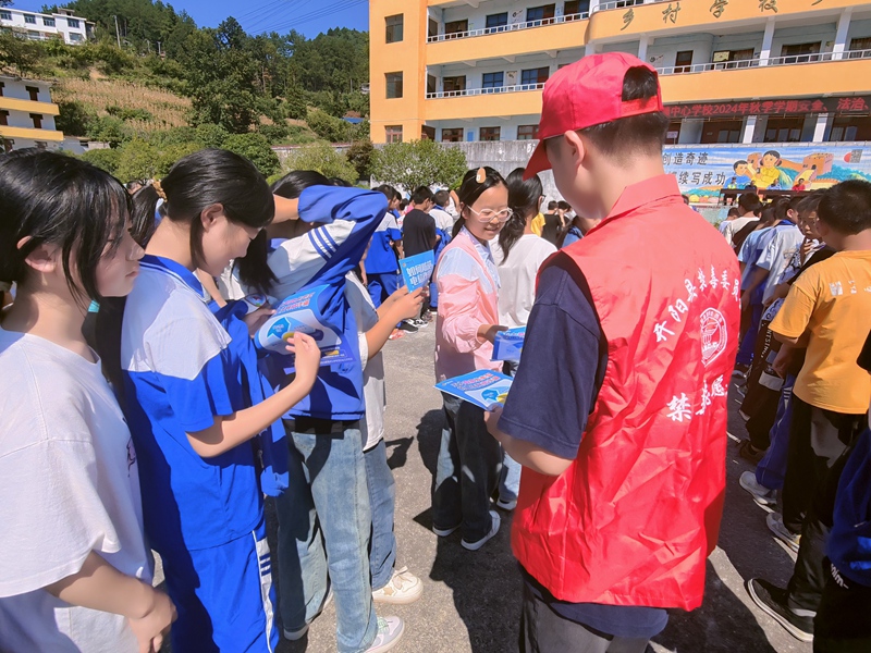 圖為：發放宣傳手冊