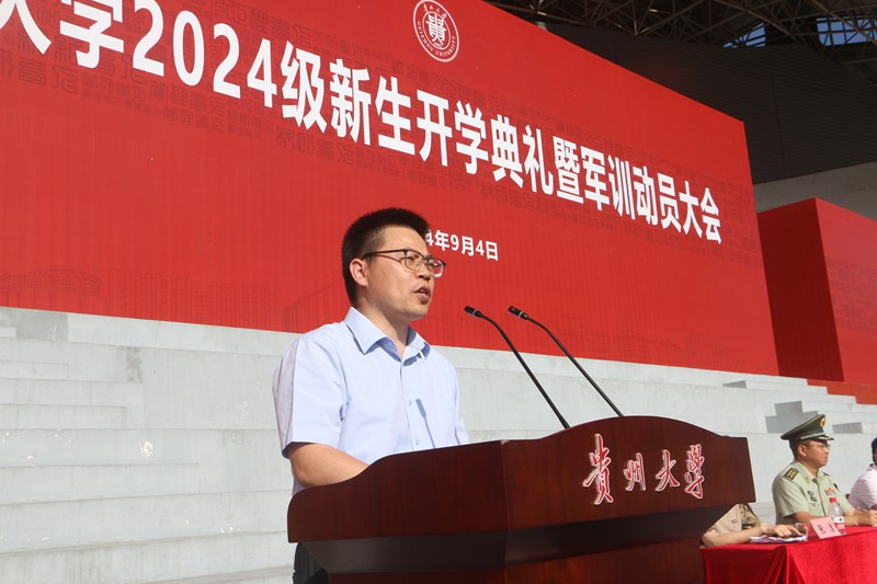3.国家级领军人才、第四届全国高校教师教学创新大赛全国赛新农科正高组一等奖第一名获奖者杨文超教授为新生“引学”。江枫 摄