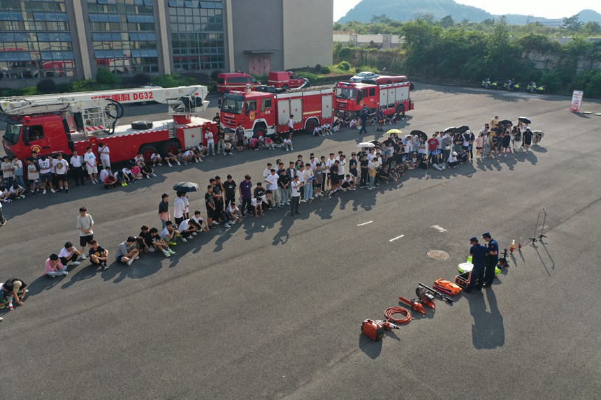 1 图为安顺市消防救援支队联合当地交警部门走进安顺职业技术学院，开展《“蓝”不住的大学生！》安全宣传进高校活动。