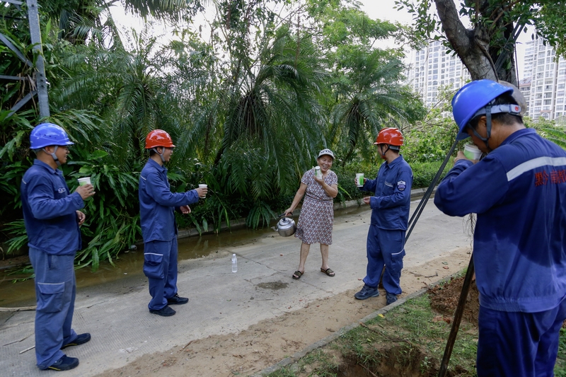 4、“小哥，你们衣服都湿透了，快来喝杯冰茶，降降温。”9月8日，在海南省文昌市白金路10千伏高隆线复电抢修施工现场，1名60多岁的林姓妈妈提着自制的当地“冰红茶”，挨个为南方电网贵州都匀供电局抢修施工队员送去，感谢贵州电网铁军的驰援义举。魏洪明 摄