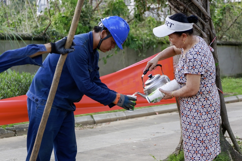 5、“小哥，你们衣服都湿透了，快来喝杯冰茶，降降温。”9月8日，在海南省文昌市白金路10千伏高隆线复电抢修施工现场，1名60多岁的林姓妈妈提着自制的当地“冰红茶”，挨个为南方电网贵州都匀供电局抢修施工队员送去，感谢贵州电网铁军的驰援义举。王露  摄