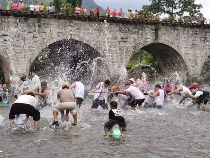 4、水上拔河。桑郎村委会供图
