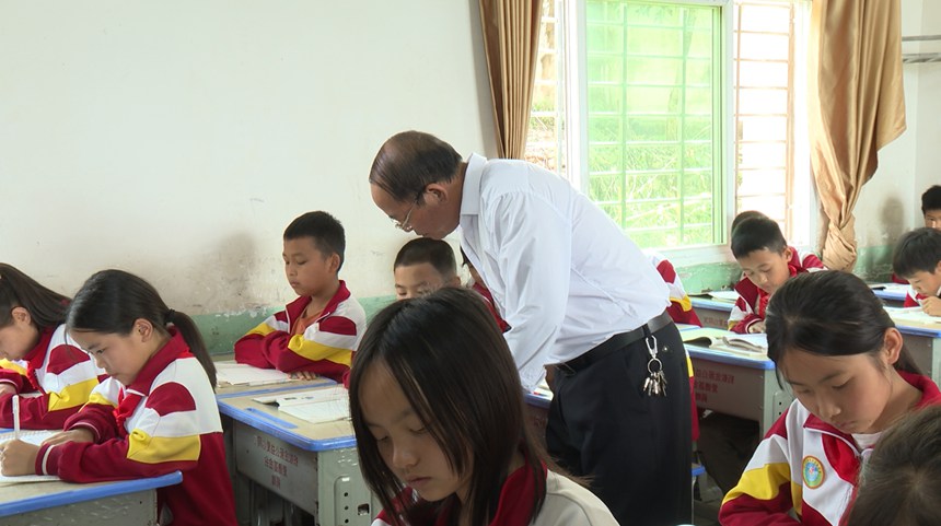 郭太伦正在辅导学生。