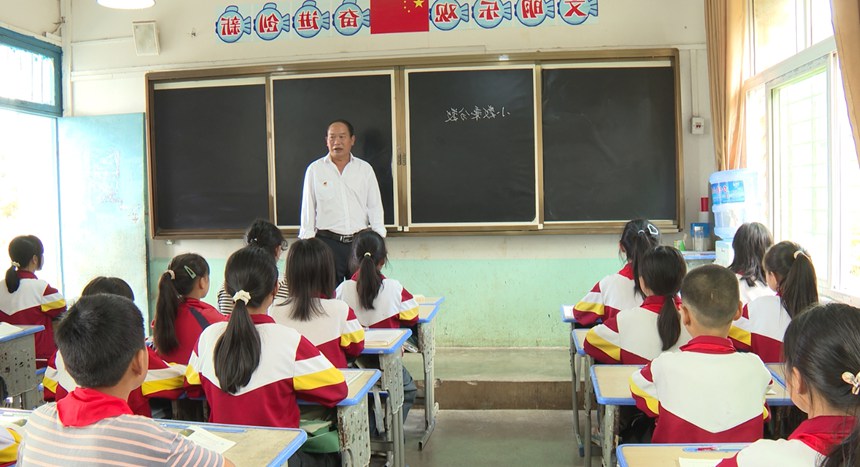 郭太伦正在给学生上课。