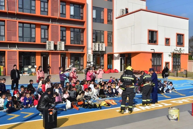 雲岩區消防救援大隊走進貴陽市第一幼兒園開展消防安全培訓及應急疏散演練活動。 雲岩區教育局供圖