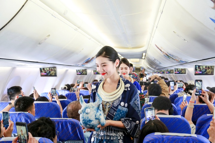 旅客纷纷拿起手机拍照记录。南航贵州公司供图